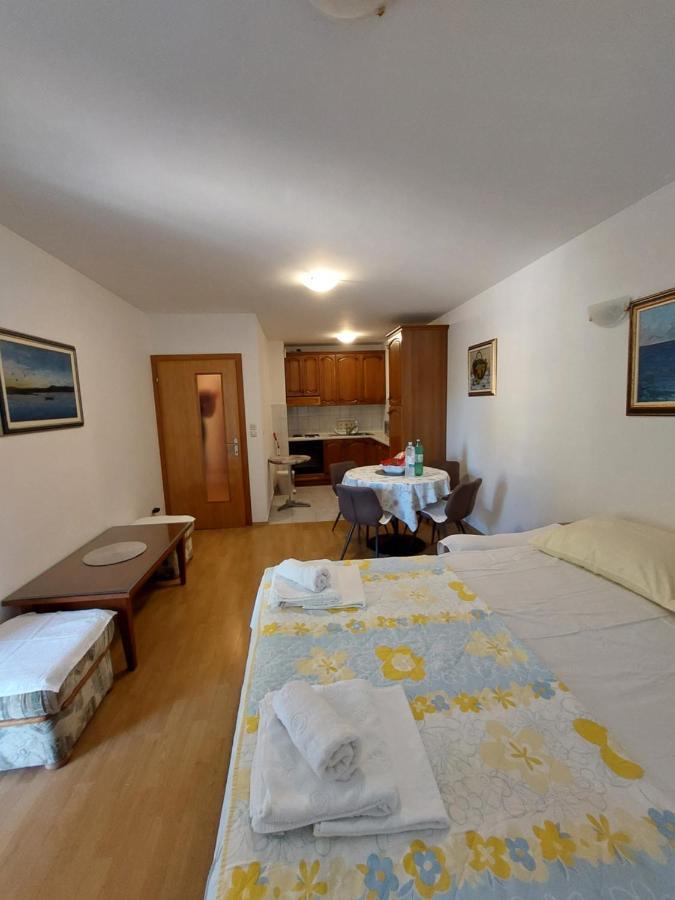Apartman Mira Makarska Bagian luar foto